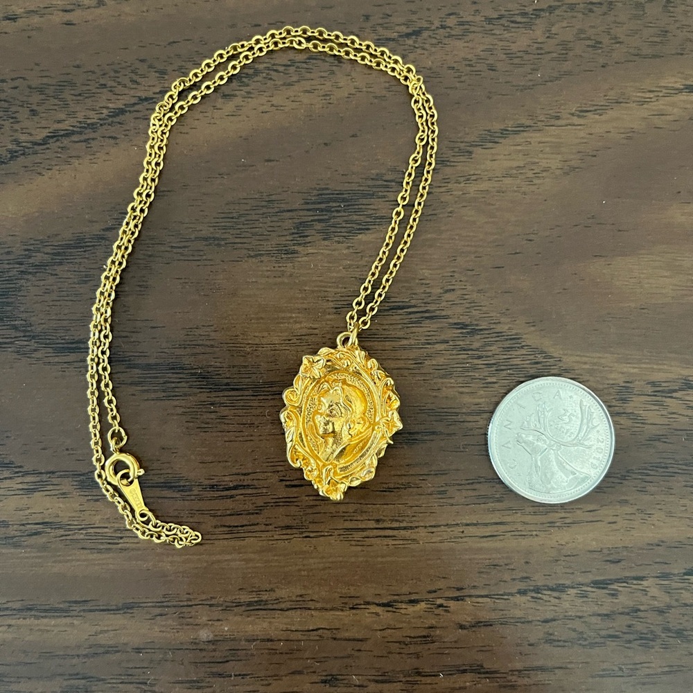 1994 Avon Snow White necklace.